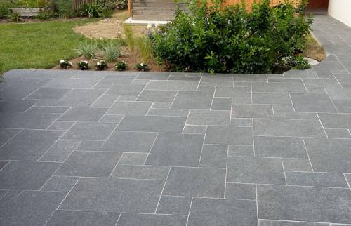 terrasse dalles en granit gris joins mortier blanc à Pleyben (29190)