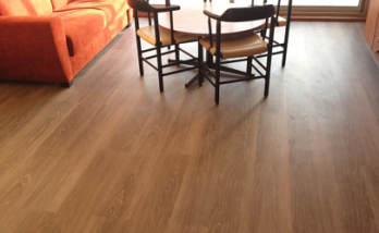Sol pvc imitation parquet dans tout l'appartement