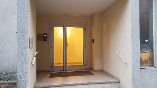 Entrée d'un immeuble d'habitation avant travaux de rénovation extérieure - Brie-Comte-Robert 77170