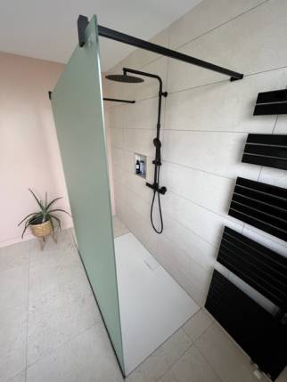 Nouvelle douche ouverte avec double entrée dans une salle de bain rénovée - Nantes 44