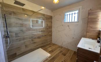 Salle de bain design moderne bois La Maison Des Travaux Ales