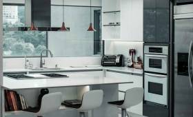 Cuisine rénovée avec ilot central