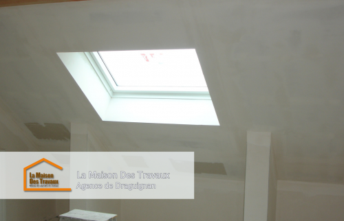 es artisans qualifiés proposé par Yohan Le Gourrierec ont entamé les travaux en préparant la structure pour accueillir le Velux. 