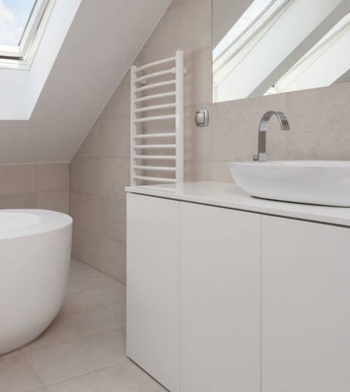 Aménagement de salle de bain sous pente