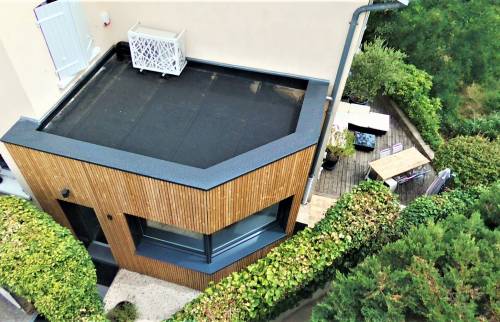 Extension bois avcec toiture PVC plate prolongée par une terrasse en bois vieilli  sur Boutigny (77470)