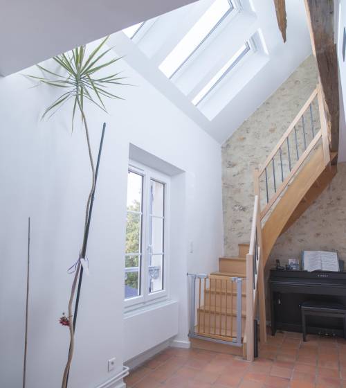 Création d’un nouvel escalier et mise en lumière d’un espace de circulation à Donges après