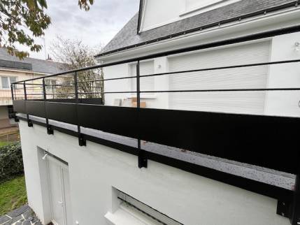 Installation de garde-corps de terrasse autour d'un toit-terrasse rénové - Nantes 44