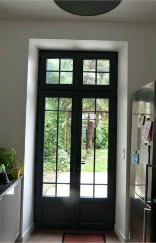 Pose d'une porte d'entrée en verre