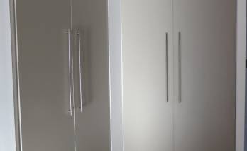 Pièce dressing sur mesure avec portes battantes et sol en stratifié - Roscanvel (295è0)