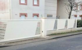 Clôture en aluminium sur muret en béton