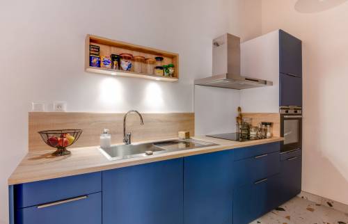 Réalisation d'une cuisine : linéaire principal avec evier et cuisson