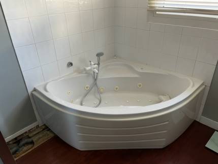 Ancienne baignoire d'angle avant travaux de rénovation de salle de bain - Nantes 44