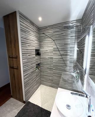 la douche à l'italienne, avec les petites niches bien pratiques, et le meuble colonne sur-mesure