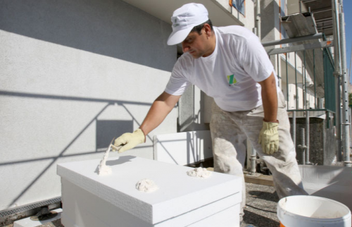 Pose des panneaux d'isolation thermique