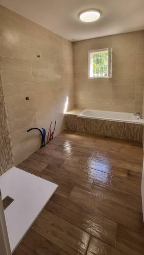 Pose de carrelage effet bois dans une salle de bain en rénovation - Montauban 82000