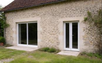 ouverture dans un mur en pierre et  pose de menuiseries à Touques