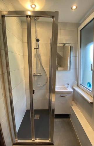 Douche, meuble lave main, carrelage à Saint Louis