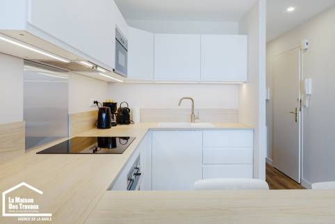 Façades blanches et plan de travail en stratifié décor bois