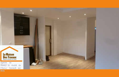 Avant / Après bluffant à Anet : une cloison supprimée, un sol refait, une cuisine repensée pour gagner en convivialité et en style.