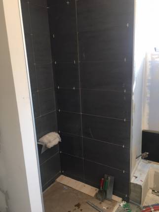 Pose de faïence dans la douche d'une salle de bain en rénovation- Nantes 44