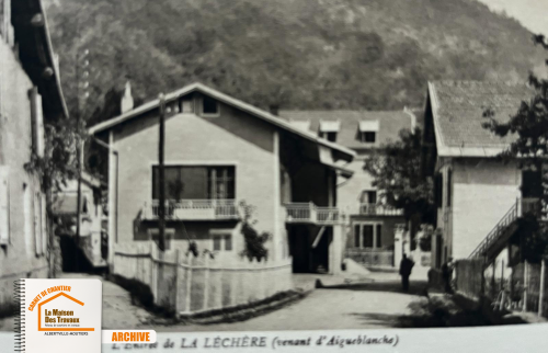 rénovation façade maison La Léchère, La Maison des Travaux Albertville, ravalement façade village, arches balcon ogive, artisan façade Savoie