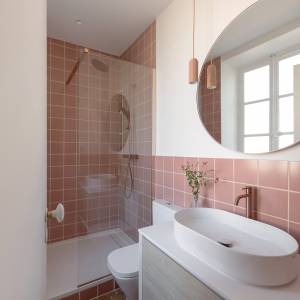 Salle de bain d’origine avec aménagements datés avant rénovation à Oullins