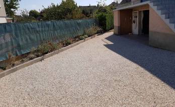 Aire de stationnement en graviers compactés