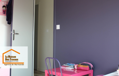 Des couleurs audacieuses pour une ambiance douce et personnalisée dans les combles : inspiration déco à Marmande.