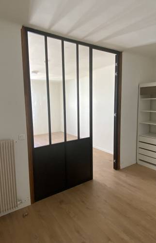 Bureau d'un appartement avec verrière (porte ouverte) à ALÉS 30100
