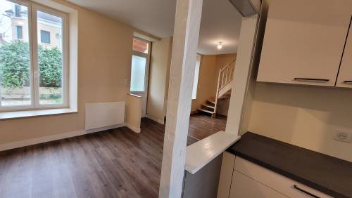 Depuis la cuisine ouverte vers le séjour