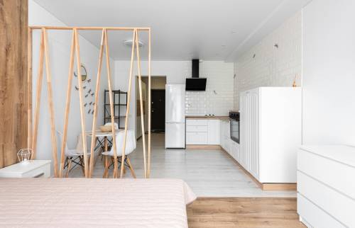 Combinaison du bois et du blanc dans la pièce de vie - Yvelines