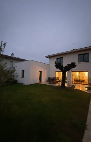 Extension pour accueillir un garage et une suite parentale au sein d'une maison bordelaise.