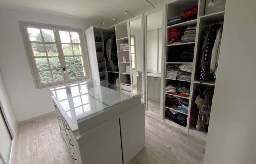 Pièce dressing sur mesure 3 pans avec bloc central plateau verre à Crégy-lès-Meaux (77124)