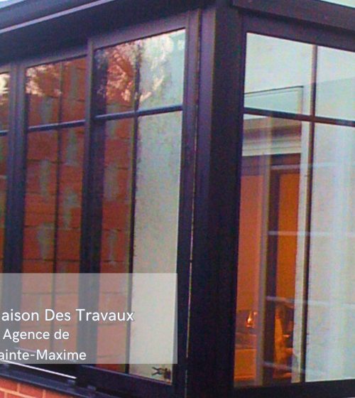 La base en briques est montée pour assurer une intégration parfaite avec la maison, tandis que la structure en aluminium prend forme.  