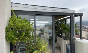abri extérieur avec panneaux solaires 