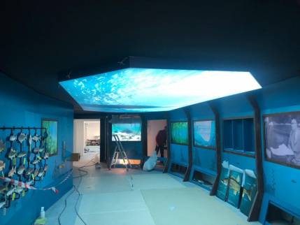 Pose d'une toile tendue aux murs et aux plafonds 