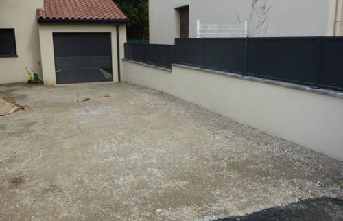 Allée garage béton coloré et allée jardin, carrelage Compiègne
