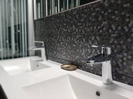 Le coin lave-main de la salle de bain rénovée 