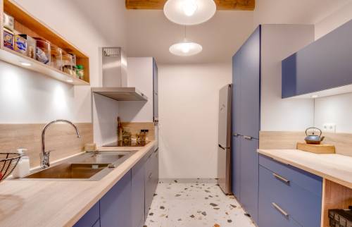 Réalisation d'une cuisine dans les tons bleus avec carrelage terrazzo assorti, appartement type Canut situé à Lyon