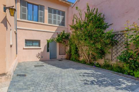 Aménagement d'une terrasse en pierre et d'une cour en pavés, maison à Lissieu (69380)