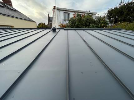 Toiture en zinc quartz joint debout sur une extension de maison - Nantes 44000