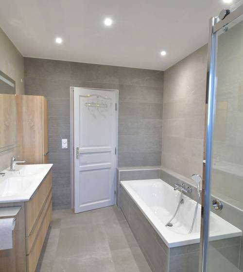 Rénovation moderne d’une salle de bain à Saint-Savin (33920)