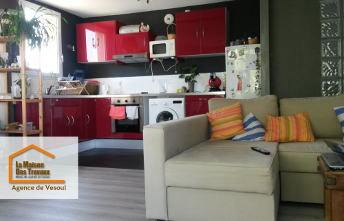 🏡 Cuisine rouge moderne et fonctionnelle, parfaitement intégrée avec électroménagers dans un petit appartement rénové près de Vesoul.