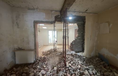 Chantier en cours d'exécution pour l'ouverture des murs porteurs 