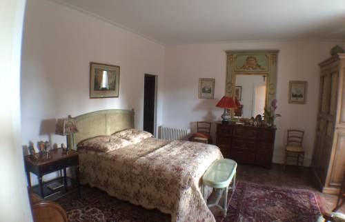 La chambre refaite, avec l'accès à la salle d'eau au fond