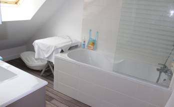 Aménagement cobles pour salle de bain avec création Velux et parquet contrecollé - Nanteuil-Lès-Meaux (77100)