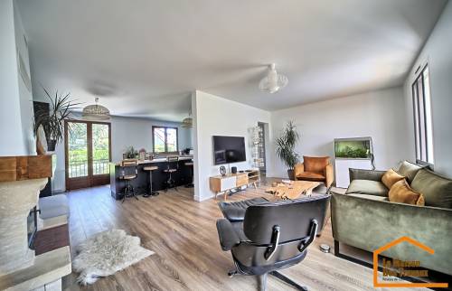 Après travaux d'un salon et salle à manger moderne dans une maison 