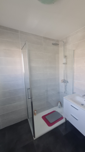 Rénovation de salle de bain - nouvelle salle de bains après travaux avec douche de plain-pied - Bourg-en-Bresse 01