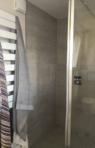 Paroi de douche, salle de bain rénové à Saint Louis