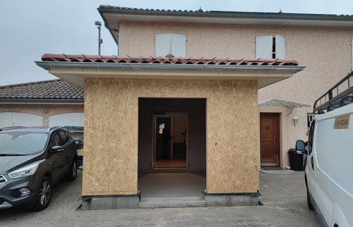 Chantier d'extension à ossature bois en cours de réalisation à Rives